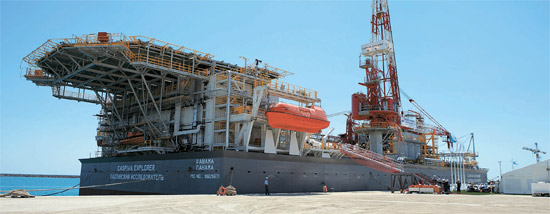 カスピ海油田を探査するボーリング船が韓国技術陣によって１４日に完工した。韓国石油公社をはじめＳＫ、ＬＧなど韓国コンソーシアムが建造した「カスピアンエクスプローラ号」は２年２カ月にわたり１億５０００万ドルが投入された。長さ１００メートル、幅４０メートル、高さが８メートルに達して来月から作業に投入される（写真＝韓国石油公社）。