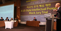 米ローファーム「クイン・エマニュエル」と西江（ソガン）大が共同主催した米国陪審員制模擬裁判の試演。