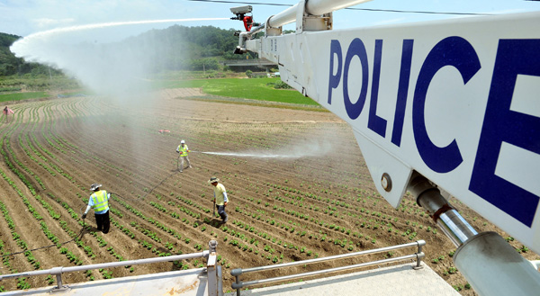 ２７日午後、大田市中区無愁洞（テジョンシ・チュング・ムスドン）で、大田地方警察庁所属の第１機動隊のデモ鎮圧用車両が豆畑に水を放っている。