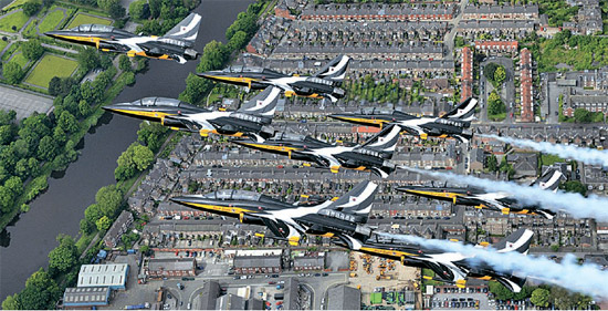 空軍特殊飛行チーム「ブラックイーグルス」が２５日（現地時間）、英ヨーク市上空で試験飛行している（写真＝空軍）。