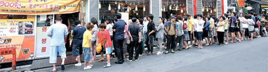 ソウル水踰（スユ）の“オヌルトンタッ”本店前で、客が行列を作って並んでいる。