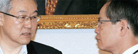 金星煥（キム・ソンファン）外交通商部長官（左）が３日、青瓦台（チョンワデ、大統領府）で国務会議が開かれる前、千英宇（チョン・ヨンウ）外交安保首席と話をしている。