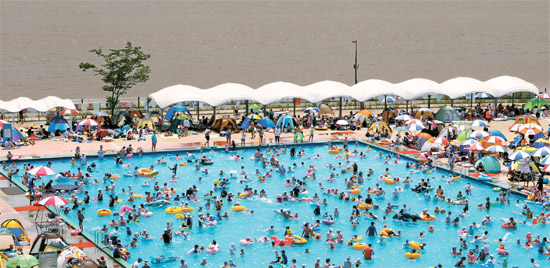 ８日、ソウル望遠地区の漢江（ハンガン）市民公園プールで市民が水遊びを楽しんでいる。