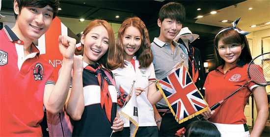 １２日、韓国の第一毛織のＢＥＡＮ　ＰＯＬＥがロンドンオリンピック（五輪）を記念した「ロンドンエディションライン」の発売を開始した。モデルがポーズを取っている。
