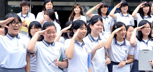 金相基（キム・サンギ）陸軍参謀総長に挙手敬礼する女子高生