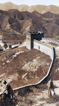 １９０７年に撮影された万里の長城。最近万里の長城の総延長を大幅拡大する中国政府の発表があり、韓中歴史対立の新たな火種になっている。