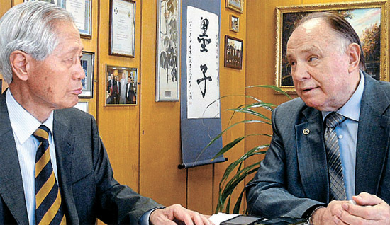 ロシア極東問題研究所でミハイル・チタレンコ所長（右）と金永煕（キム・ヨンヒ）大記者が６日、対談している（写真＝極東問題研究所）。