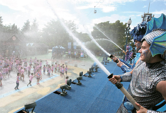 １９日、大邱（テグ）のイーワールド（旧ウバンランド）で、「アクアファンタジー・ウォーターショー」が開かれ、子どもたちが職員が放水する中、楽しい時間を過ごしている。