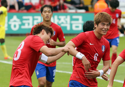 得点を喜ぶ韓国の選手たち。