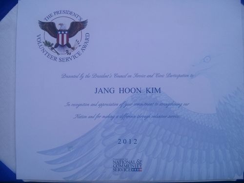米国で歌手キム・ジャンフンが受賞したオバマ奉仕賞。