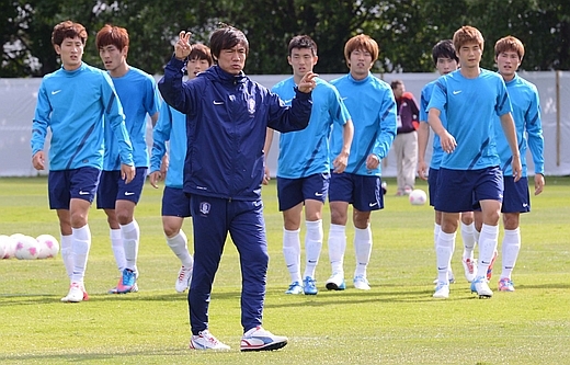 韓国五輪サッカー代表チームの練習風景。