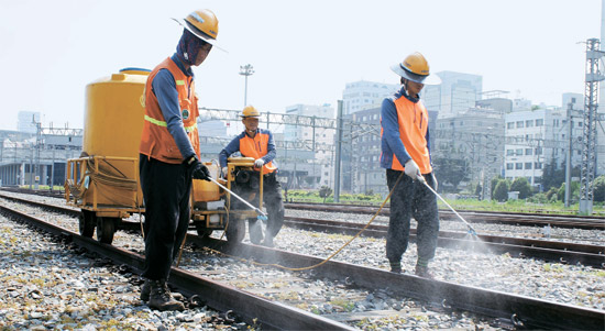 ２６日、コレイル（韓国鉄道公社）釜山事業所の職員が汽車の線路に水をまいている（写真=コレイル釜山慶南本部提供）。