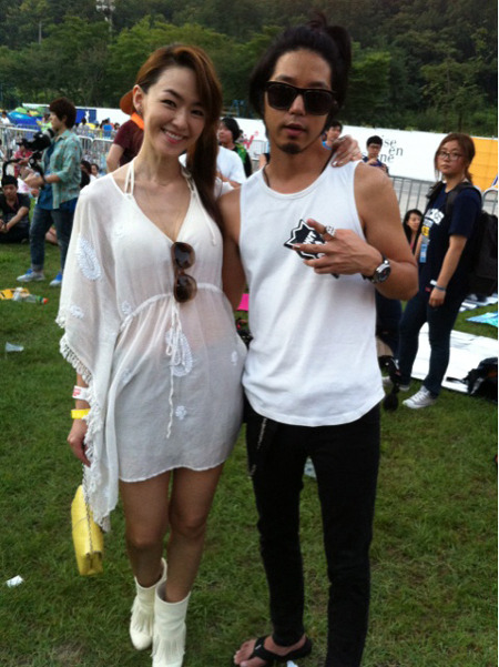 夫婦でロックフェスティバルに訪れたキム・ユナ（写真＝キム・ユナのツイッター）