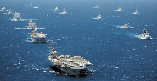 環太平洋合同演習の「２０１２リムパック」に参加した韓国の艦艇が７月２８日、米ハワイ近海で機動訓練をしている（写真＝韓国海軍提供）。