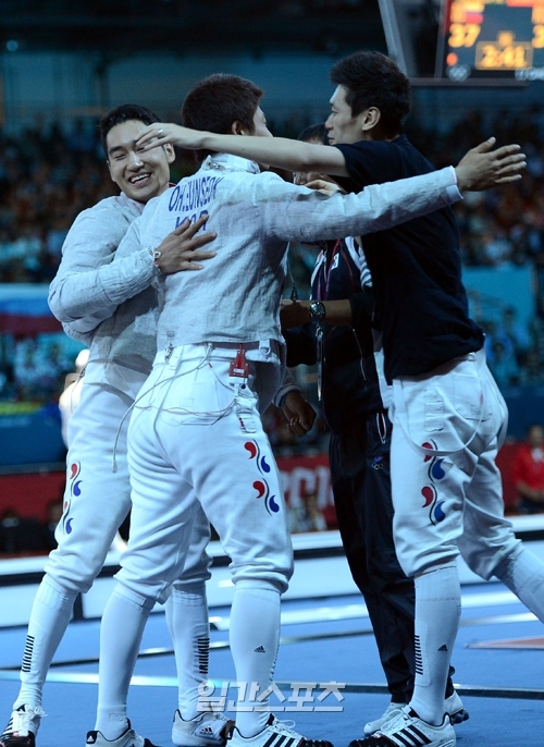 優勝して喜ぶフェンシング韓国男子サーブル代表