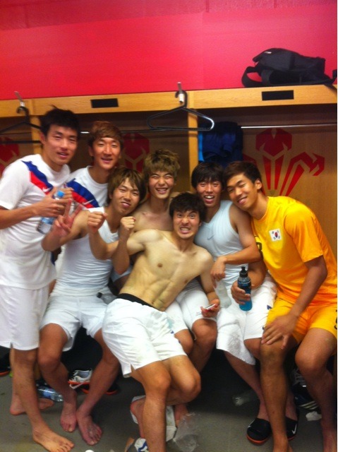 ３位決定戦で日本を破りロッカールームで盛り上がる韓国代表チーム。