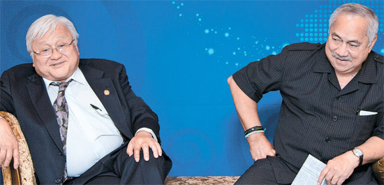 韓国ＧＰＦ財団の招請で訪韓した米下院のマイク・ホンダ議員（左）とエニ・ファレオマバエガ議員（写真ＧＰＦ財団）。