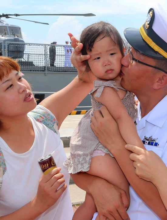 ２０日、海軍作戦司令部の釜山（プサン）基地で清海部隊第１１陣派兵出征式が開かれ、アデン湾に出発する将兵が娘を抱いている。