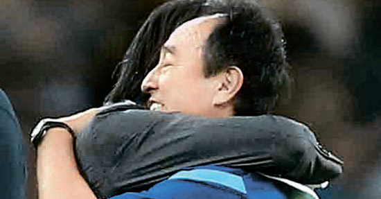 ロンドン五輪で日本を破り銅メダルを獲得した後、洪明甫監督と抱き合う池田誠剛コーチ［中央フォト］。