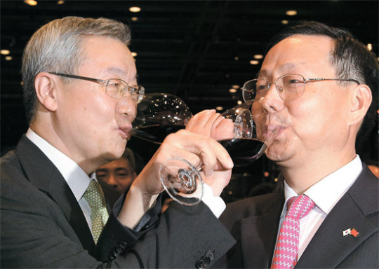 「韓中修交２０周年記念レセプション」の金星煥（キム・ソンファン）韓国外交通商部長官（左)と張シン森駐韓中国大使