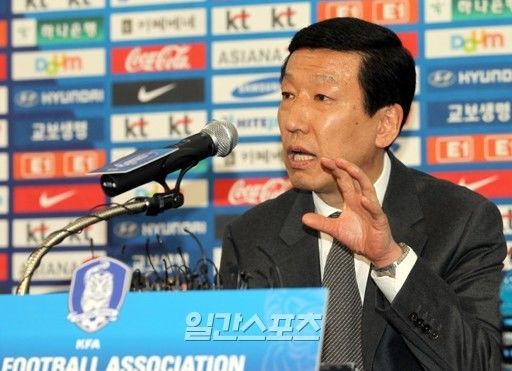 韓国サッカー代表のチェ・ガンヒ監督。 