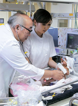 ２２日、日本東京都品川区にある昭和大学病院総合周産期母子医療センターで、 板橋家頭夫教授が妊娠２８週目に１１５３グラムで生まれた未熟児を診察している。 日本には妊婦と乳児を１カ所で治療する母子統合医療センターが全国３７６カ所に設置され、高リスク産婦・胎児の分娩を支援している。 