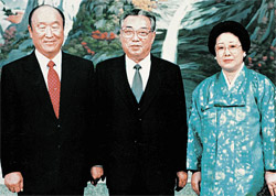 １９９１年に北朝鮮を訪問し、金日成（キム・イルソン）主席に会った文鮮明総裁夫妻。左から文鮮明総裁、金日成首席、韓鶴子（ハン・ハクジャ）世界平和女性連合総裁。