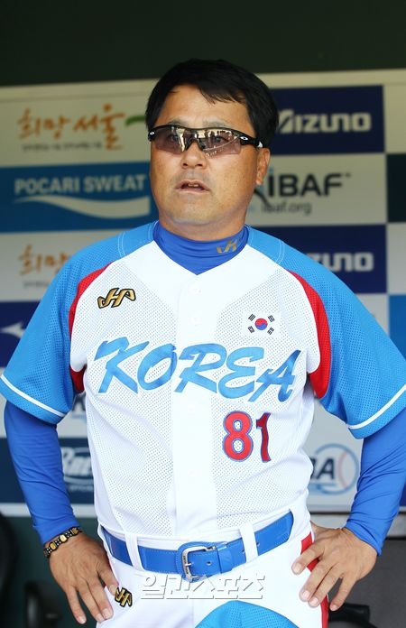 韓国代表のイ・ジョンフンチーム監督。