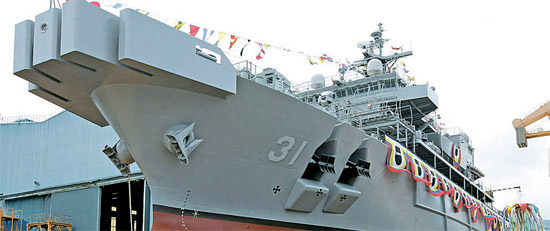 ４日、慶尚南道巨済にある大宇（デウ）造船の玉浦造船所で進水式を行った海難救助船「統営（トンヨン）」。