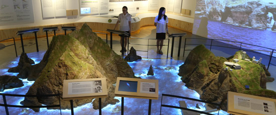 １４日にオープンする韓国内初の独島体験館には、１２０分の１に縮小された独島の模型が展示される。プロジェクトビームで海水が独島を囲むような感じを与えている。
