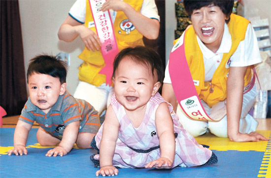 ８月３０日午後、ソウル江北消防署大講堂で行われた「第８回江北区母乳授乳児選抜大会」に参加した赤ちゃんたち。