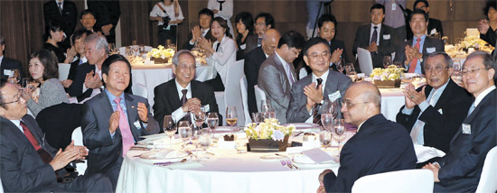「２０１２中央グローバルフォーラム」が開幕した９日午後７時、ソウルのホテル新羅で歓迎夕食会が開かれた。出席者が李洪九（イ・ホング）元国務総理の歓迎のあいさつを聞いて拍手している。ヘッドテーブルの左から時計方向に司空壱（サゴン・イル）中央日報顧問、朴炳錫（パク・ビョンソク）国会副議長、潘振強中国改革・開放フォーラム上級顧問、洪錫?（ホン・ソクヒョン）中央日報・ＪＴＢＣ会長、ユスフ・ワナンディ・ジャカルタポスト社長、朴泰鎬（パク・テホ）外交通商部通商交渉本部長、ブラマー・チェラニ・インド政策戦略研究所教授。