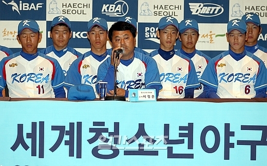 世界１８Ｕ野球選手権大会に出場した韓国チームとイ・ジョンフン監督（中央）。