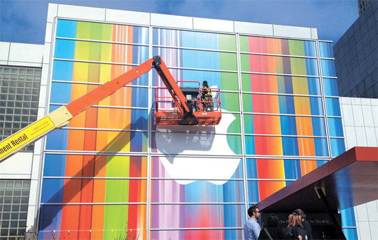 １２日午前（現地時間）の「ｉＰｈｏｎｅ５」公開を控え、アップルが今月８日から行事場所である米サンフランシスコのイエルバ・ブエナセンターをアップルのロゴで飾っている。 米メディアはｉＰｈｏｎｅ５の画面が４Ｓより大きくなると予想した（写真＝ＭａｃＳｔｏｒｉｅｓ）。