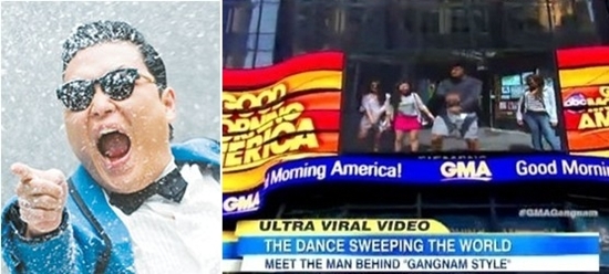 歌手のＰＳＹ（サイ、左）と『江南スタイル』が米国の放送で紹介された様子。
