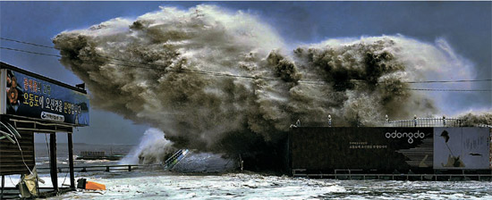 １７日午前、台風１６号によって全羅南道麗水市（チョンラナムド・ヨスシ）の梧桐島（オドンド）前の浜辺では山のような波が防波堤を越えてチケット売場の建物を襲っている（写真＝麗水市）。