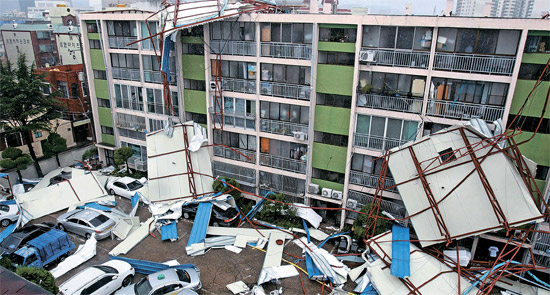 慶尚北道浦項市のアパート屋上に設置された設備などが強風により飛ばされ駐車していた車の上に落下した。