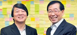 安哲秀（アン・チョルス）ソウル大学融合科学技術大学院長（写真左）と朴元淳（パク・ウォンスン）ソウル市長。