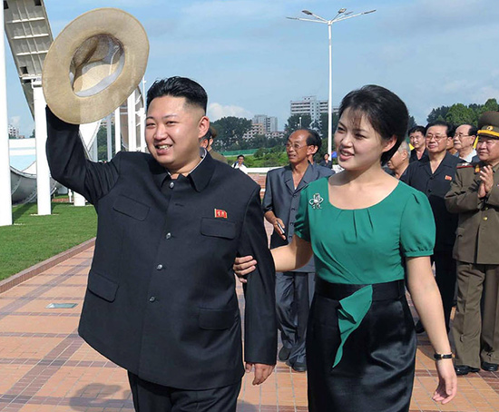 北朝鮮の金正恩（キム・ジョンウン、左）と夫人のリ・ソルジュ。