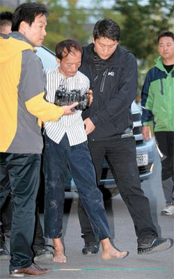 脱走犯のチェ容疑者が２２日、大邱東部警察署に連行されている。チェ容疑者は脱走から６日目のこの日、密陽市内のアパート屋上で市民の情報提供により検挙された。
