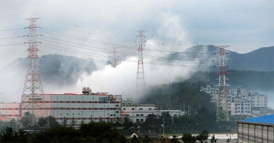 ２７日午後、慶尚北道亀尾市山東面（キョンサンブクド、クミシ、サンドンミョン）の亀尾国家産業団地内の化学製品工場で原因不明の爆発事故が起きた。