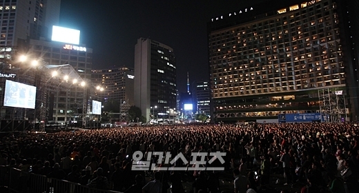 ４日、歌手ＰＳＹの無料コンサートでソウル市庁広場を埋め尽くした観客。