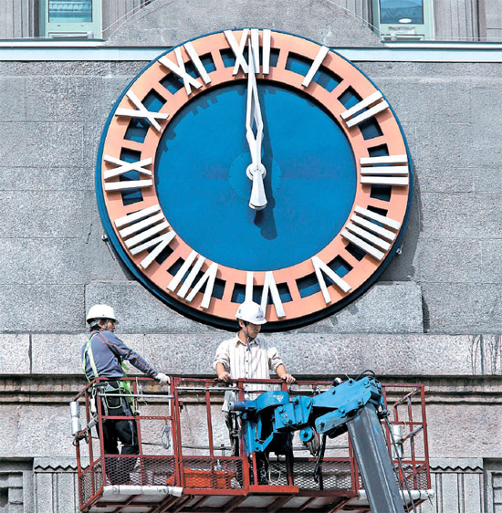 ９日、ソウル市の新しい象徴ともいえる市庁の時計が新庁舎前のソウル図書館（旧庁舎）の外壁に姿を現した。