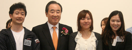 「第２回韓日中キャンパスハーモニー」大会で大賞を受賞した慶煕大チームの陳松哲さん（中国、左）、オクオカ・マミさん（日本、右から２人目）、シム・ヘボさん（韓国、右）と韓中友好協会のイ・ウォンテ常勤副会長（左から２人目）。