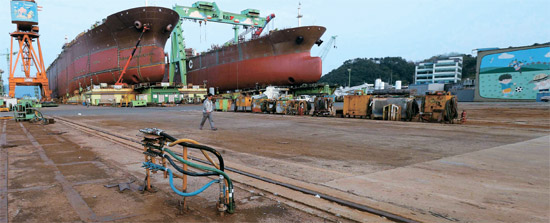 統営（トンヨン）の信亜ｓｂ造船所で１０日、船２隻の最終作業が行われている。 今年末に船が完成すれば、造船所は休業状態となる。 これまで船の部品が積まれていた野積場はがらがらに空いている。