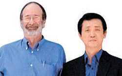 米国ハーバード大学のアルビン・ロス教授（左）とサムスンソウル病院腎臓内科のキム・デジュン教授。