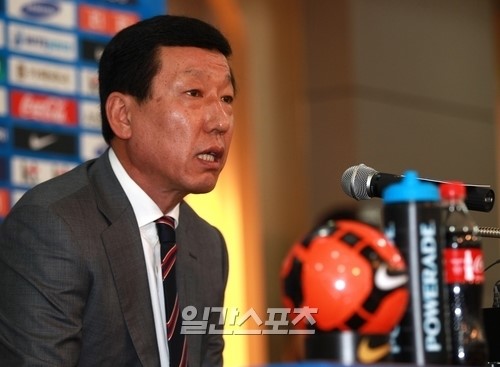 Ｗ杯サッカー韓国代表のチェ・ガンヒ監督。