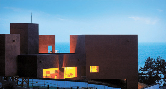 済州道西帰浦中文の海辺にあるメキシコの巨匠リカルド・レゴレッタの作品「カサ・デル・アグア」。 モデルハウスとギャラリーの用途として建築された２階建ての建物（写真＝樹流山房）。