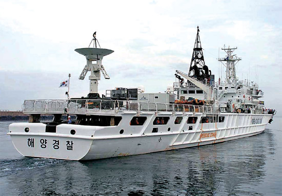 韓国の人工衛星搭載ロケット「羅老（ナロ）」の追跡装備を積んだ済州（チェジュ）海洋警察警備艦艇３００２艦が２２日午前、済州港からフィリピン東側の公海上に向かって出港している。