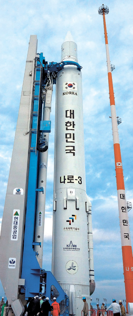 ２４日午後５時１０分ごろ、人工衛星搭載ロケット「羅老」が全羅南道高興羅老宇宙センターの発射台に設置された（写真＝韓国航空宇宙研究院）。